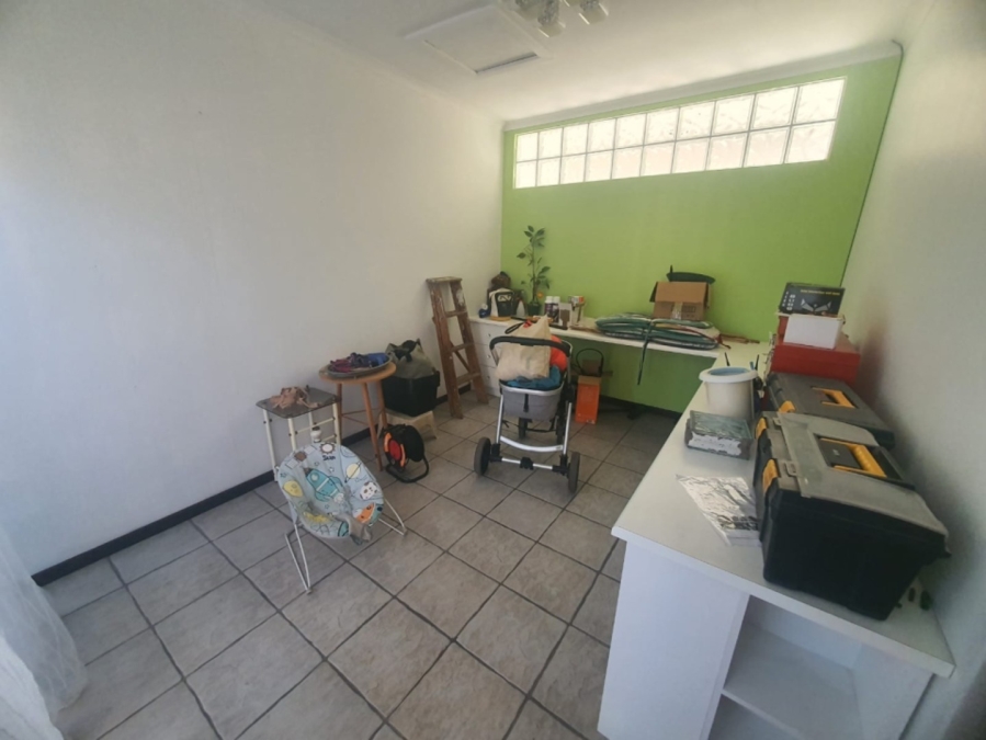 To Let 4 Bedroom Property for Rent in Beacon Bay Eastern Cape